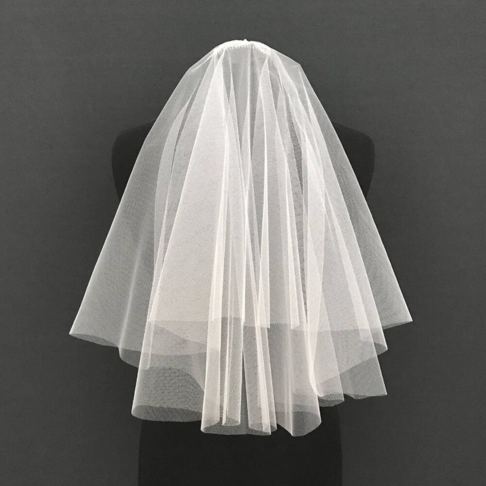 Beautiful NWT Elbow length veil with blusher